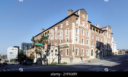 KNOXVILLE, TENNESSEE, USA-SEPTEMBER 22, 2024: Historisches YMCA-Gebäude von 1926 an der Locust Street. Stockfoto