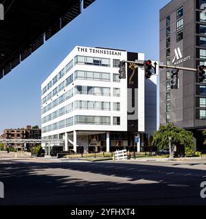 KNOXVILLE, TENNESSEE, USA-SEPTEMBER 22, 2024: Henley Street beherbergt die modernen Tennessee und Marriott Hotels. Stockfoto