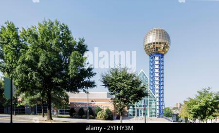 KNOXVILLE, TENNESSEE, USA-SEPTEMBER 22, 2024: Das Knoxville Convention Center in der Henley Street mit der goldenen und blauen Sonnenkugel. Stockfoto