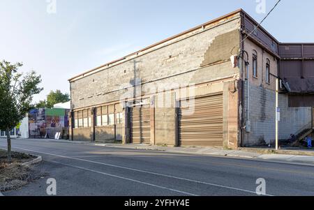 KNOXVILLE, TENNESSEE, USA-SEPTEMBER 2024: Verlassenes Garagengebäude in Old North Knoxville. Stockfoto