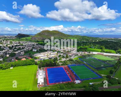 Drohnenansicht von Peffermill Playing Fields in Prestonfield Edinburgh mit Blick auf Arthurs Seat und Salisbury Crags Stockfoto
