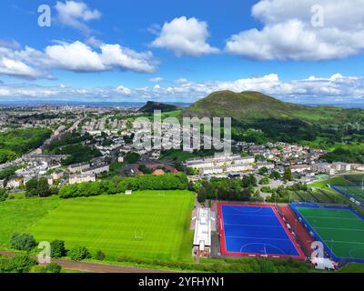 Drohnenansicht von Peffermill Playing Fields in Prestonfield Edinburgh mit Blick auf Arthurs Seat und Salisbury Crags Stockfoto
