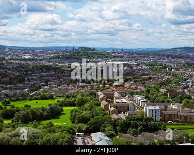 Drohnenansicht von Edinburgh mit Blick auf Restalrig und Abbeyhill Stockfoto