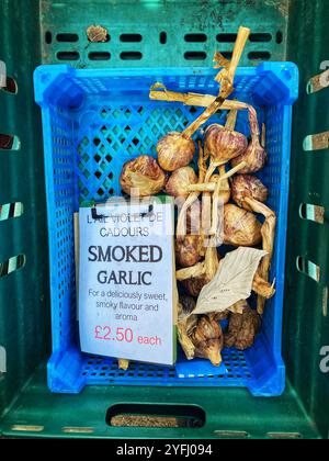 Spezialität geräucherte Knoblauchzwiebeln werden auf dem örtlichen Bauernmarkt verkauft Stockfoto