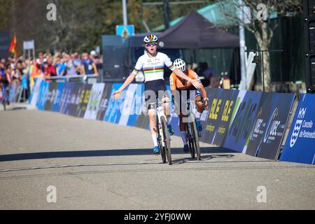 Pontevedra, Spanien, 3. November 2024: Der niederländische Radrennfahrer FEM Van Empel (1, L) gewinnt das Rennen vor Ceylin del Carmen Alvarado (3, R) während des Frauen-Elite-Rennens der Cyclo-Cross-Europameisterschaft 2024 am 3. November 2024 in Pontevedra, Spanien. Quelle: Alberto Brevers / Alamy Live News. Stockfoto