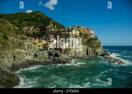 Blick auf die farbenfrohen Häuser von Manarola, auf einem hohen Felsen 70 Meter über dem Meeresspiegel gebaut, Cinque Terre, Provinz La Spezia, Teil der Region L Stockfoto