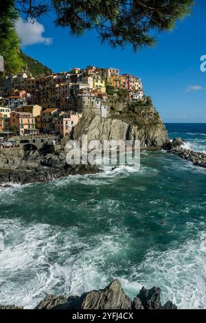 Blick auf die farbenfrohen Häuser von Manarola, auf einem hohen Felsen 70 Meter über dem Meeresspiegel gebaut, Cinque Terre, Provinz La Spezia, Teil der Region L Stockfoto