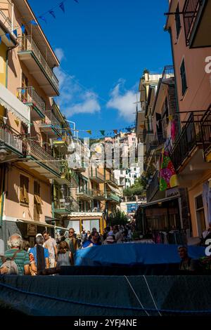 Straßenszene mit farbenfrohen Häusern von Manarola, Cinque Terre, Provinz La Spezia, Teil der Region Ligurien, Norditalien. Stockfoto