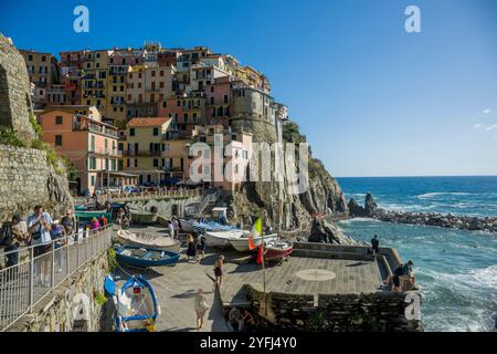 Blick auf farbenfrohe Häuser rund um den winzigen Hafen von Manarola, Cinque Terre, Provinz La Spezia, Teil der Region Ligurien, Norditalien. Stockfoto