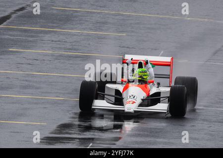 Autodromo Jose Carlos Pace, So Paulo, Brasilien. 3.November 2024; Lewis Hamilton aus Großbritannien und das Mercedes-AMG PETRONAS F1-Team fahren während des Formel-1-Grand-Prix von Brasilien Ayrton Sennas 1990 McLaren/Honda. Credit: Jay Hirano/AFLO/Alamy Live News Stockfoto