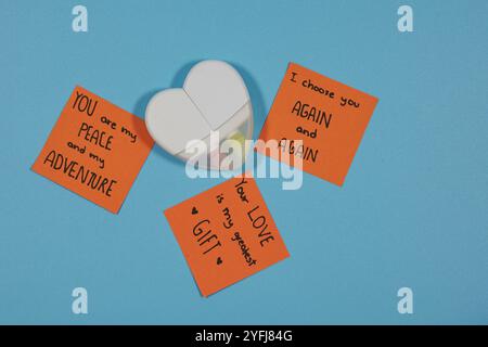 Notizen mit Texten der Liebe und Zuneigung, handgeschrieben in farbigen Post-it-Notizen auf einem einfarbigen Hintergrund, auf dem zusätzlicher Text hinzugefügt werden kann Stockfoto