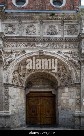 Hesdin, die kunstvollen Holztüren der Kirche Notre-Dame. Stockfoto