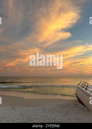 Golf von Mexiko Florida Sonnenuntergang mit Schiffswrack-Segelboot Stockfoto