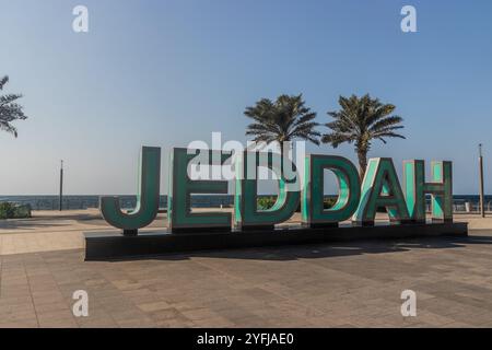 Text DSCHIDDA an der Corniche Promenade in Dschidda, Saudi-Arabien Stockfoto