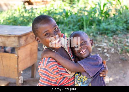 Zwei kleine Jungs. Ugandische Landschaft. Stockfoto