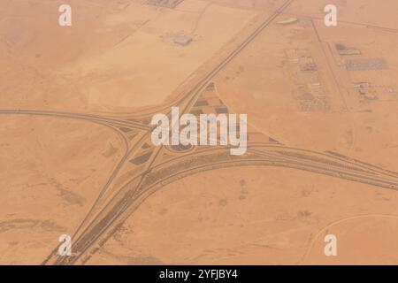 Luftaufnahme einer Autobahnkreuzung in der Nähe des King Khalid International Airport in Riad, Saudi-Arabien Stockfoto