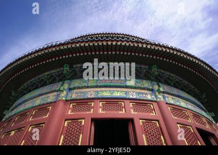 Peking, China - 20. Oktober 2024: Der Himmelstempel, Nahaufnahme und Tiefwinkelansicht. Beliebtes touristisches Wahrzeichen und Reiseziel in Peking. Stockfoto