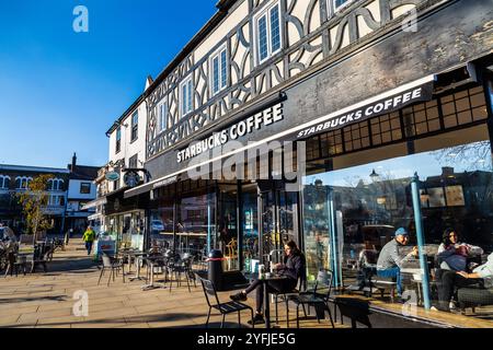 Starbucks Coffee Shop in einem Gebäude im Tudor-Stil am Market Place, Hitchin, Hertfordshire, England Stockfoto