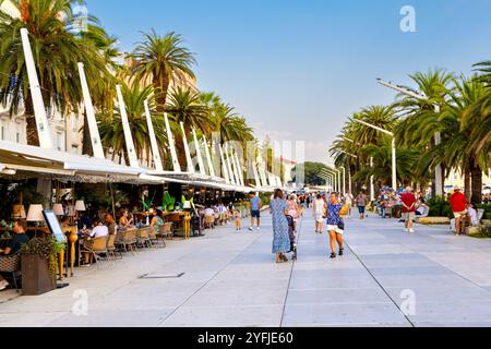 Riva Promenade mit Restaurants am Ufer, Split, Kroatien Stockfoto