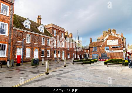 Rote Backsteingebäude im Zentrum von Baldock, Hertfordshire, Großbritannien Stockfoto