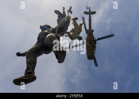 Camp Hansen, Okinawa, Japan. September 2024. US-Marines mit III Marine Expeditionary Force greifen auf einen UH-1Y Venom Helikopter, der der Marine Light Attack Helicopter Squadron 367 während eines Hubschrauberseilaufhängungskurses in Camp Hansen, Okinawa, Japan, 26. September 2024 zugewiesen wurde. Der von der Expeditionary Operations Training Group gesponserte Kurs trainierte Marines in HRST-Verfahren, indem er Einfüge- und Extraktionsfähigkeiten, schnelles Seilen, Abseilen, Helocasting und spezielle Patrouilleneinfüge- und Extraktionsvorrichtungen durchführte. (Kreditbild: © Kyle Chan/USA Marines/ZUMA Press Wire) REDAKTIONELLE VERWENDUNG ONL Stockfoto