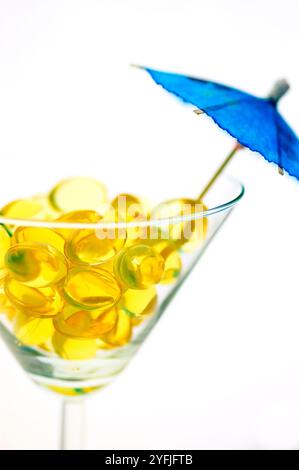 Kabeljau-Leberfischöl-Ergänzungstabletten, Kapseln, Konzept der Omega-3-Pillen als tropisches Getränk Stockfoto