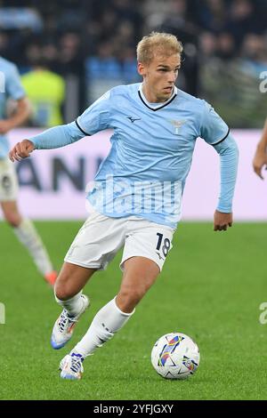 Rom, Latium. November 2024. Gustav Isaksen von der SS Lazio während des Spiels der Serie A zwischen Lazio und Cagliari im Olympiastadion Rom, Italien, 4. November 2024. Gutschrift: massimo insabato/Alamy Live News Stockfoto