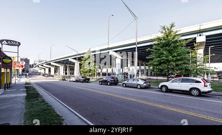 Knoxville, Tennessee, USA – September 22. 2024: Die Interstate 40 führt an der West Magnolia Avenue in den Norden von Knoxville. 16X9-Format. Stockfoto