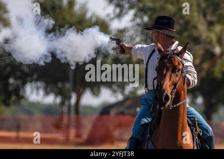 Usa. September 2024. Ethan Cizauskas, ein Mitglied der berittenen Farbgarde des 1. Infanteriedivision, nimmt am 12. September 2024 am Wettkampf der berittenen Pistolen beim National Cavallry Competition in El Reno, Oklahoma, Teil. Die Teilnehmer mussten mit dem Pferd über und durch Hindernisse reiten, während sie bestimmte Ziele entlang der Strecke abfeuerten. (Bild: © Mackenzie Striker/U.S. Army/ZUMA Press Wire) NUR REDAKTIONELLE VERWENDUNG! Nicht für kommerzielle ZWECKE! Stockfoto