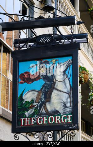 London, Großbritannien - 20. September 2024 - Schildern Sie am George Historic Coaching inn and Public House in Southwark Stockfoto