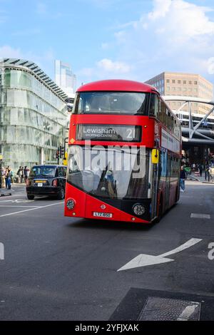 London, Großbritannien - 20. September 2024; fahren Sie weiter mit dem London New Routemaster Bus nach Lewisham mit einem lackierten Pfeil in Richtung Straße Stockfoto