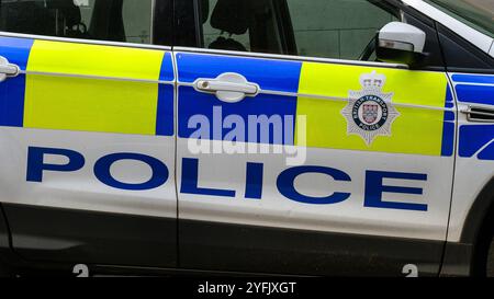 London, Großbritannien - 21. September 2024; Schild der britischen Transportpolizei mit Abzeichen in Nahaufnahme Stockfoto