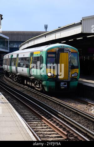 London, Großbritannien - 21. September 2024; Southern Railway Class 377 Personenzug an der Clapham Junction in Greater London Stockfoto