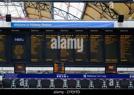 London, Großbritannien - 21. September 2024; elektronische Abfahrtstafel mit digitalen Informationen zu Zugzeiten am Bahnhof Victoria Station Stockfoto