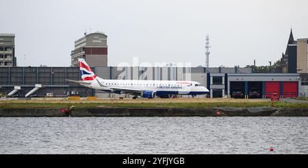 London, Vereinigtes Königreich - 20. September 2024 - British Airways Embraer ERJ-190 im Rollverkehr am Flughafen London City LCY-Registrierung G-LCAE Stockfoto