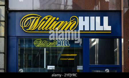 London, Großbritannien - 20. September 2024 - Fassade mit Name und Logo für William Hill Wettgeschäft Stockfoto