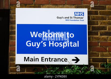 London, Großbritannien - 20. September 2024 - Sign On Wall Willkommen im Guy's Hospital, einem Truststandort der NHS Foundation Stockfoto