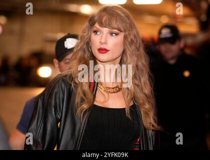 Kansas City, Usa. November 2024. Taylor Swift betritt das Stadion am 4. November 2024 im Arrowhead Stadium in Kansas City, Missouri. Foto: Jon Robichaud/UPI Credit: UPI/Alamy Live News Stockfoto