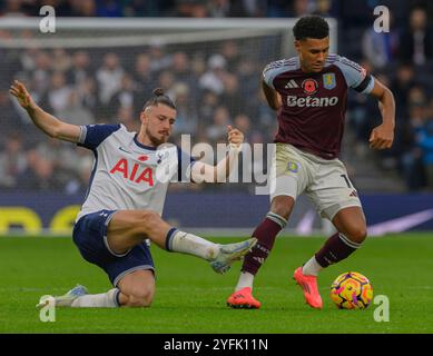 London, Großbritannien. November 2024. London, England - 3. November: Radu Dragusin (links) von Tottenham Hotspur (links) schlägt die Fans beim letzten Pfiff von Aston Villa's Ollie Watkins (rechts) während des Premier League 2024/25 League-Spiels zwischen Tottenham Hotspur FC und Aston Villa FC im Tottenham Hotspur Stadium am 3. November 2024 in London, England. (Foto: David Horton/SPP) (David Horton/SPP) Credit: SPP Sport Press Photo. /Alamy Live News Stockfoto