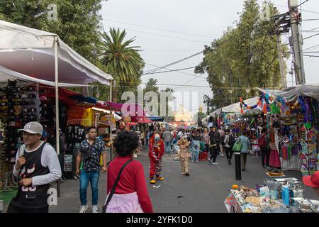 Geschäftige Marktszene im Centro de Xochimilco, mit Händlern, Käufern und farbenfrohen Dekorationen, die die Dia de Muertos-Feste feiern. Stockfoto