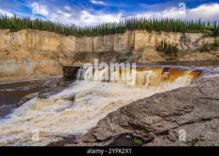 Louise fällt in Twin Falls Gorge auf dem Hay River in Kanadas Northwest Territories Stockfoto