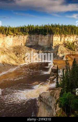 Louise fällt in Twin Falls Gorge auf dem Hay River in Kanadas Northwest Territories Stockfoto