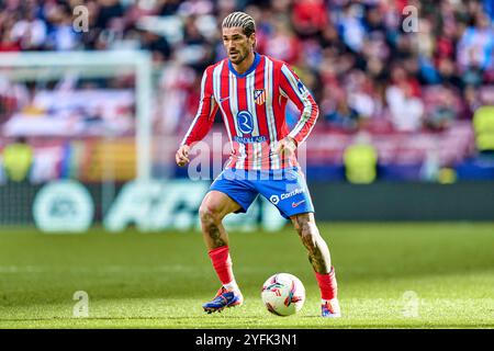 Madrid, Spanien. November 2024. Rodrigo de Paul von Atletico de Madrid spielte am 3. November 2024 im Riyadh Air Metropolitano Stadium in Madrid, Spanien, während des La Liga EA Sports Match zwischen Atletico de Madrid und UD Las Palmas. (Foto: Cesar Cebolla/PRESSINPHOTO) Credit: PRESSINPHOTO SPORTS AGENCY/Alamy Live News Stockfoto