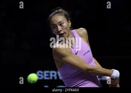 Riad, Saudi-Arabien. November 2024. Zheng Qinwen (China) tritt beim Runden-robin-Spiel gegen Elena Rybakina aus Kasachstan am 4. November 2024 beim WTA-Finaltennis-Turnier in Riad, Saudi-Arabien, an. Quelle: Wang Haizhou/Xinhua/Alamy Live News Stockfoto