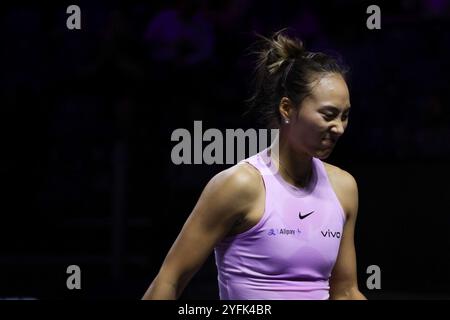 Riad, Saudi-Arabien. November 2024. Zheng Qinwen (China) reagiert während des Round robin Matches gegen Elena Rybakina aus Kasachstan beim WTA Finals-Tennisturnier in Riad, Saudi-Arabien am 4. November 2024. Quelle: Wang Haizhou/Xinhua/Alamy Live News Stockfoto