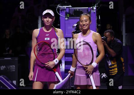 Riad, Saudi-Arabien. November 2024. Zheng Qinwen (R) aus China und Elena Rybakina aus Kasachstan posieren für Fotos vor ihrem Round robin Match beim WTA Finals-Tennisturnier in Riad, Saudi-Arabien, 4. November 2024. Quelle: Wang Haizhou/Xinhua/Alamy Live News Stockfoto