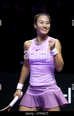 Riad, Saudi-Arabien. November 2024. Zheng Qinwen aus China reagiert, nachdem er am 4. November 2024 das Round robin-Spiel gegen Elena Rybakina aus Kasachstan beim WTA Finals-Tennisturnier in Riad, Saudi-Arabien, gewonnen hat. Quelle: Wang Haizhou/Xinhua/Alamy Live News Stockfoto