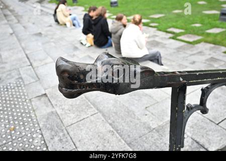 Drachenkopf auf Metallschiene – Brügge, Belgien – 21. Oktober 2024 Stockfoto