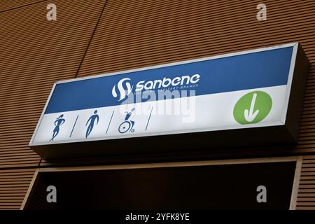 Sanbene Öffentliches Wc-Schild – Charleroi, Belgien – 20. Oktober 2024 Stockfoto