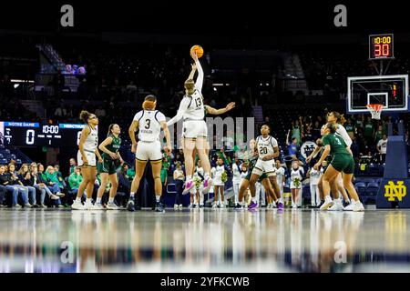 South Bend, Indiana, USA. November 2024. Eine allgemeine Ansicht des Eröffnungstipoffs während des NCAA Women's Basketball-Spiels zwischen den Mercyhurst Lakers und den Notre Dame Fighting Irish im Purcell Pavilion im Joyce Center in South Bend, Indiana. John Mersits/CSM (Credit Image: © John Mersits/Cal Sport Media). Quelle: csm/Alamy Live News Stockfoto